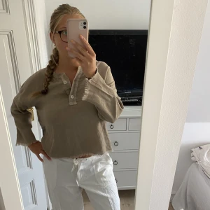 Linne-blend blus  - Säljer denna så fina linne blusen från zara! Aldrig använt så i nyskick🤩