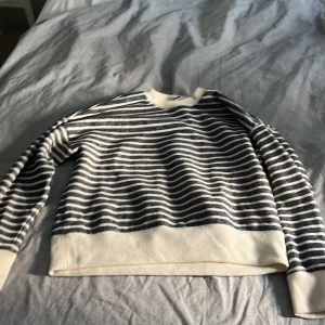 Randning tjocktröja - Randig tjocktröja från Zara, använd endast en gång så den är i bra skick💞Köpte för 280kr