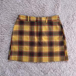 Gulrutig kjol från Urban Outfitters i sann Clueless-anda. Knappt använd då den var lite för liten redan när jag köpte den ☀️
