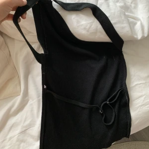 Festtopp - Snedskuren framtill, helt öppen i ryggen. Såå fin men kommer inte till användning 