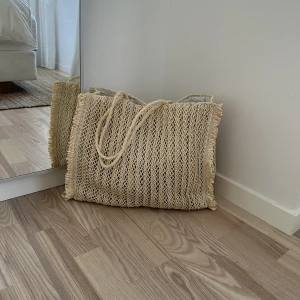 Strandväska - Säljer denna fina strandväskan från Seafolly då den inte kommer till användning längre. Väskan har knäppning med magnetlås. Finns lite tecken på användning inuti 🌸