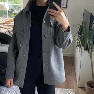 Grå zara jacka/kappa - Grå kappa/jacka från zara. Knappt använd
