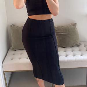 Så snygg och bekväm kjol från Gina Tricot i storlek XS men passar även S. Aldrig använd! 🫶🏼