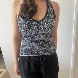 Mönstrat linne - Linne med halterneck, knytband runt halsen. Inga skador. 