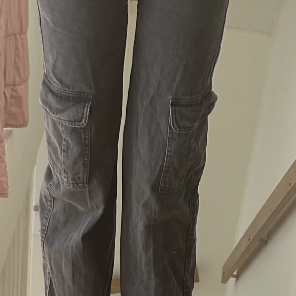 Low waisted svarta cargo jeans skirt Privat för fler bilder o info om längd! inerbennslängd är79cm. Jeans & Byxor.