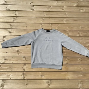 Peak Performance tröja till salu - Hej jag säljer en snygg Peak Performance tröja i utmärkt skick. Plagget är använt fåtal gånger och är storlek L.👍🏼