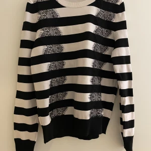 Zara tröja  - En jätte fin tröja från zara. Nästan aldrig använd. Säljs då den inte kommer till användning.