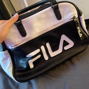 Fila väska - Har inte kommit till användning på senaste och derför säljer jag denna väska
