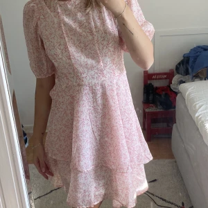 Klänning från Bubbleroom - Helt ny, endast testad. Kommer tyvärr inte till användning. Storlek 34, köpt för någon månad sen för 599. Säljer för 370 eller bud 