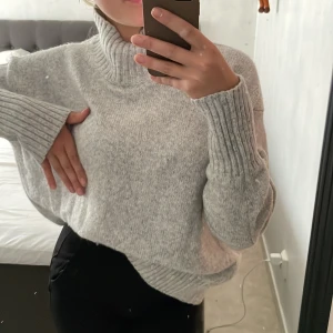 Stickad tröja - oversized grå stickad tröja Storlek xs från HM  Är en normal s Frakt tillkommer 🙌 Paketpris är möjligt. Kolla in andra kläder i profilen så fixar vi en super deal 🥰