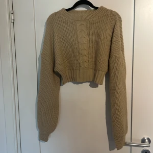 Stickad tröja  - Stickad tröja från NA-KD, aldrig använd. Storlek M. 