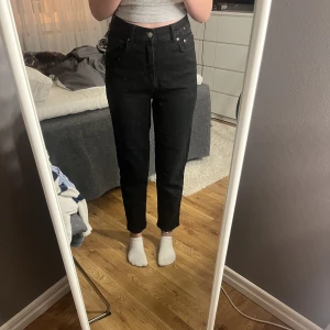 Jeans från Gina Tricot  - Svarta mom-jeans från Gina Tricot i bra skick. Köparen står för frakten💗💗