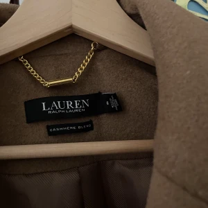 Ralph Lauren Kappa - Säljer nu min fina kappa som inte kommit till användning som jag tänkt då den blivit för stor på mig. Passar xS/ S-M, generös i storlek enl mig  Använd/testad 1-2 gånger (SOM NY) Köpt för 4395kr  Priset kan vi absolut prata om vid snabbt och smidigt köp 🥰