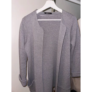 Kofta/kavaj - Kofta/kavaj från Ginatricot. Köptes för några år sedan men använt den ett fåtal gånger. Den är i bra skick! 