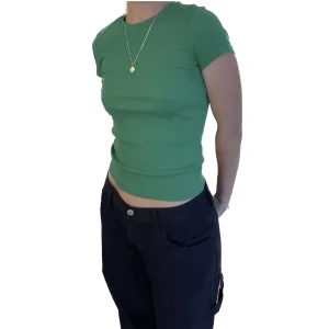 Ribbad grön tröja 💚 - Söt ribbad T-shirt med stark grön färg 🫶🫶 kort i ärmarna och normallång, passar perfekt till sommaren! Stretchig och passar S oxå! 