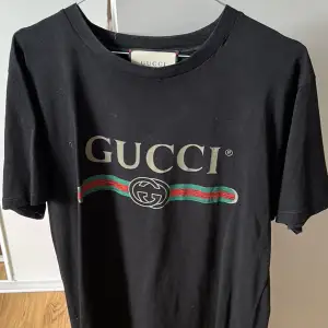 Original Gucci t-shirt, använd ett fåtal gånger så är i nyskick.  Nypris 4500:-