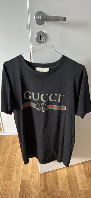 Gucci T-shirt - Original Gucci t-shirt, använd ett fåtal gånger så är i nyskick.  Nypris 4500:-