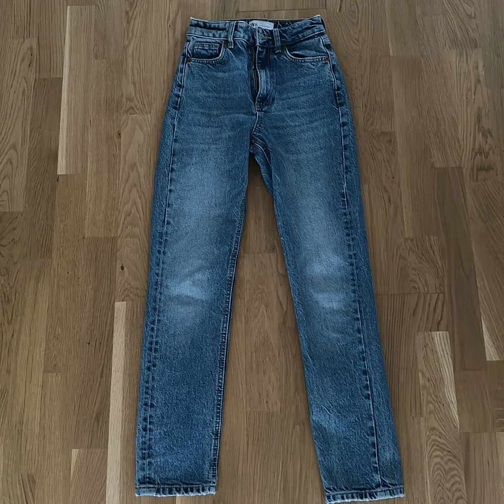 Ett par Zara jeans som är high waist och går mot straight/slim hållet. De är i bra skick i storlek 32. Jeans & Byxor.