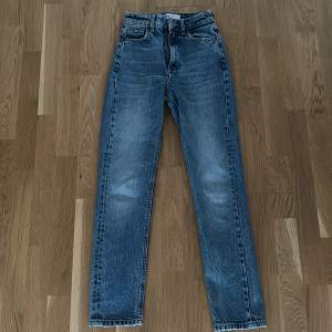 Ett par Zara jeans som är high waist och går mot straight/slim hållet. De är i bra skick i storlek 32