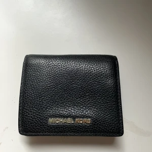 Michael Kors plånbok  - En jätte fin Michael Kors plånbok som är knappt använd och är i bra skick. Äkta och köpt på Raglady för 800 kr. 