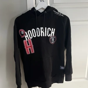 Hoodrich hoddie - Säljer en hoodrich hoddie som har blivit för liten, liten i storleken och använd i ca 2 månader 