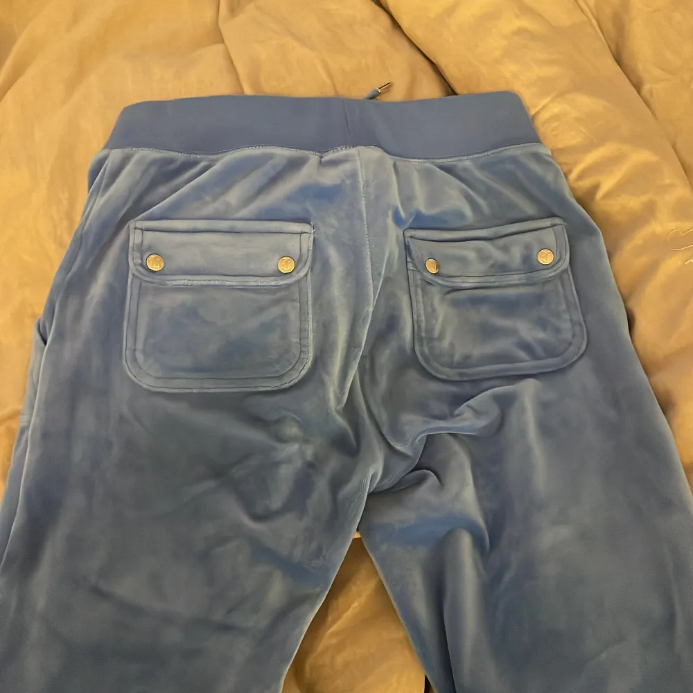 Säljer mina blåa juicy byxor i stl xs, knappt använda. Köpt 1200 och säljer dom nu för 800. . Jeans & Byxor.