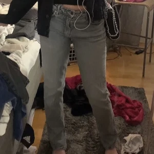 Grå jeans  - Säljer dessa fina gråa zara jeans då dem har blivit för små. Använd ett fåtal gånger och därav i nyskick. 