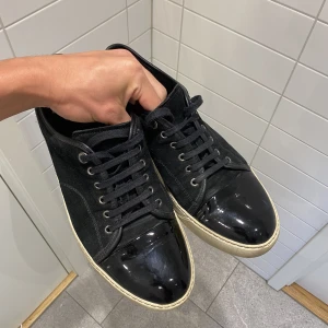 Lanvin skor - Säljer mina lanvin skor i storlek uk 10 vilket motsvarar eu 44/45. Skorna är i väldigt bra skick, skriv dm om ni har några funderingar👍