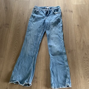 Jeans från gina - Här är ett par utslängda jeans från Gina☺️ ny skick🩷säljer för 250kr ny pris 400kr🩷