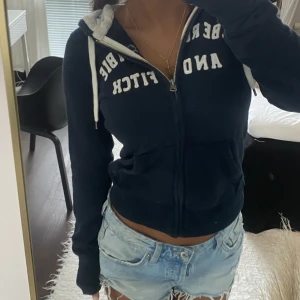 mörkblå zip up - säljer denna jättesöta zip up från Abercrombie & Fitch i storlek S💕