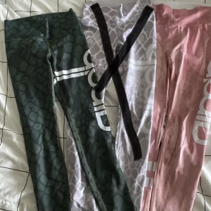 Gråa snygga aiminbyxor💗 -  85 kr st - lite slitna Orginal pris 750 kr💕