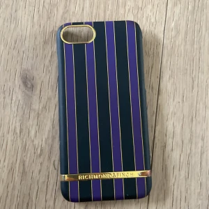 Mobilskal - Ett mobilskal från #richmond&finch två repor 