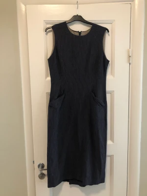 Vintage dress navy blue  - Pockets, length just below knee  Slit in the back 