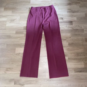 Vinröda kostymbyxor.  - Vinröda kostymbyxor. 43% ull. Nypris 1300kr. Typ midwaist, funkar även som low Waist. Storlek 40. Säljer för att de är för stora. 