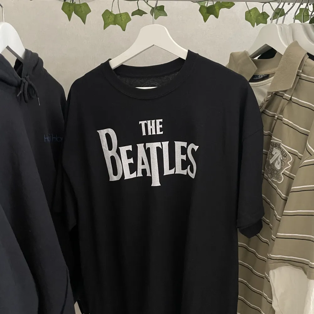 The beatles t-shirt i storlek XL🫶🏻köpt på bengans och aldrig använd.. T-shirts.