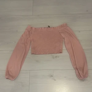 Kropptopp - En jättefin rosa kropptopp som jag har växt ur🌸Topp är off shoulder och sitter jättefint på🌸