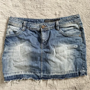 Jeanskjol - Oanvänd jeanskjol som jag köpt second hand, skriv för fler bilder eller frågor💕