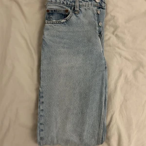 Zara mid Rise straight jeans - Fina blåa jeans från Zara, mid rise raka jeans. Använda ett fåtal gånger och är i bra skick. ❤️‍🔥
