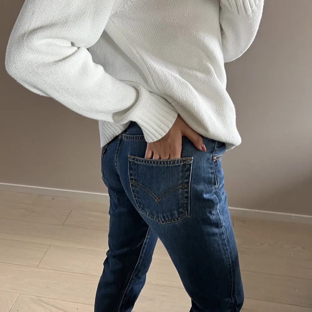 Levi’s jeans i storlek W28 med lite mindre passform (snarare W25-26). Low-waist och relativt långa i benen (L34), jag är 174 cm.  . Jeans & Byxor.