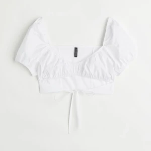 Vit topp  - Vit topp från hm i storlek Xs, skriv för egna bilder. Obs tryck ej på köp nu !