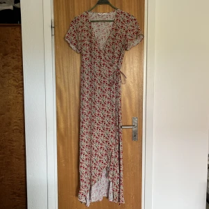 Omlottklänning - Superfin omlottklänning från NAKD i storlek 36. Aldrig använd, endast provad! 