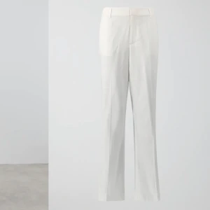 Vita linne byxor  - Vita linne byxor från Gina tricot andvända Max 5 gånger, lånade bilder så skriv för egna. Obs tryck ej på köp nu 