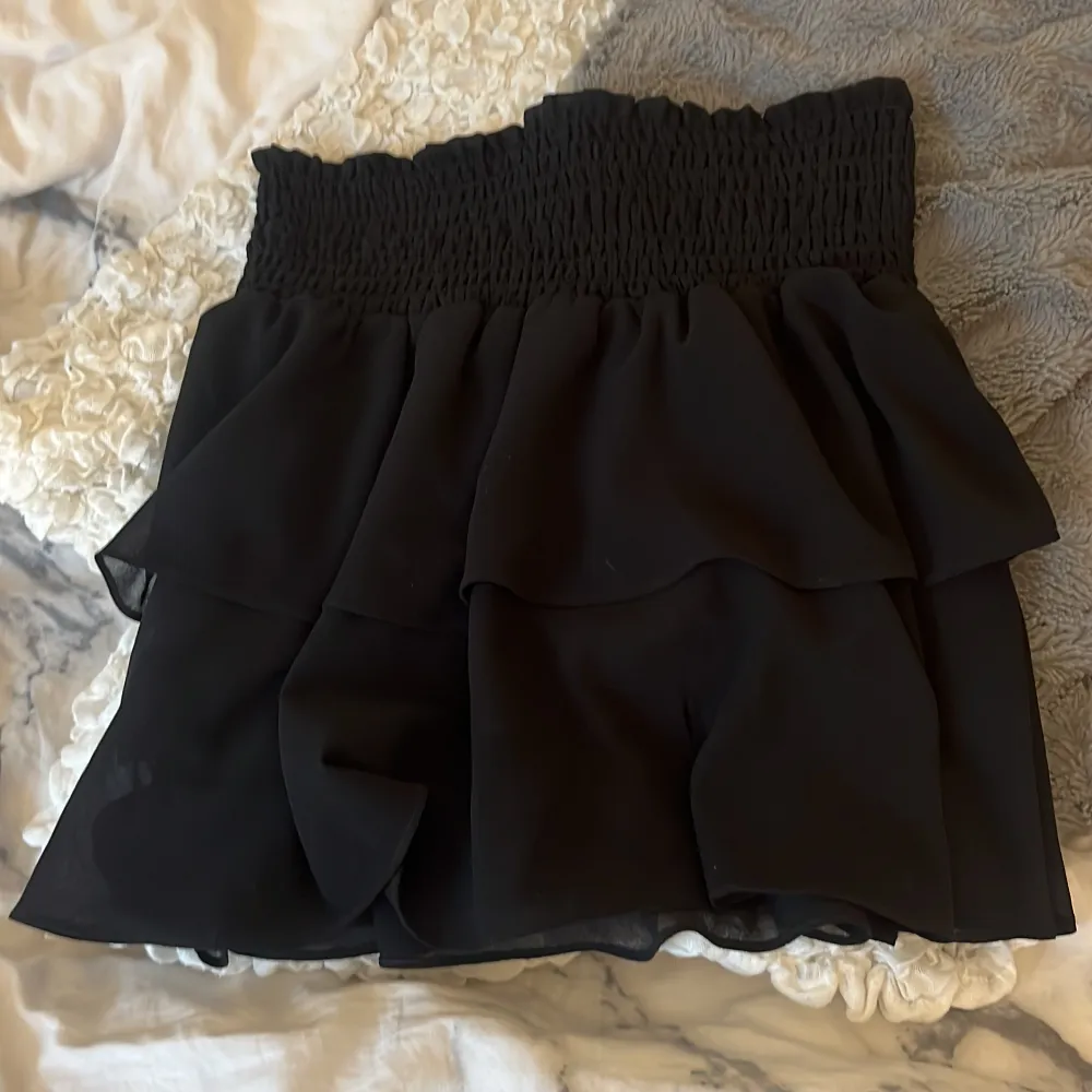 Säljer denna populära kjol på grund av att jag inte använder den mer men en otroligt kvalite och luftigt material💋💋 7/10. Kjolar.