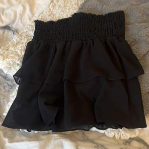 Säljer denna populära kjol på grund av att jag inte använder den mer men en otroligt kvalite och luftigt material💋💋 7/10