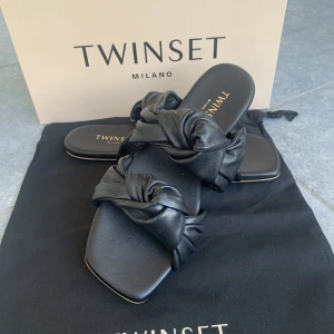 Oanvända flats från Twinset Milano - Helt nya aldrig använda Nypris 1029kr säljes för 400 plus frakt strl 39