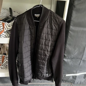 Cardigan barbour - Barbour cardigan i storleken s. Använd max 10 gånger under våren. Köptes från care of carl för 2000kr. Skick 9.5/10 då den ser helt ny ut.   Kan fraktas! 