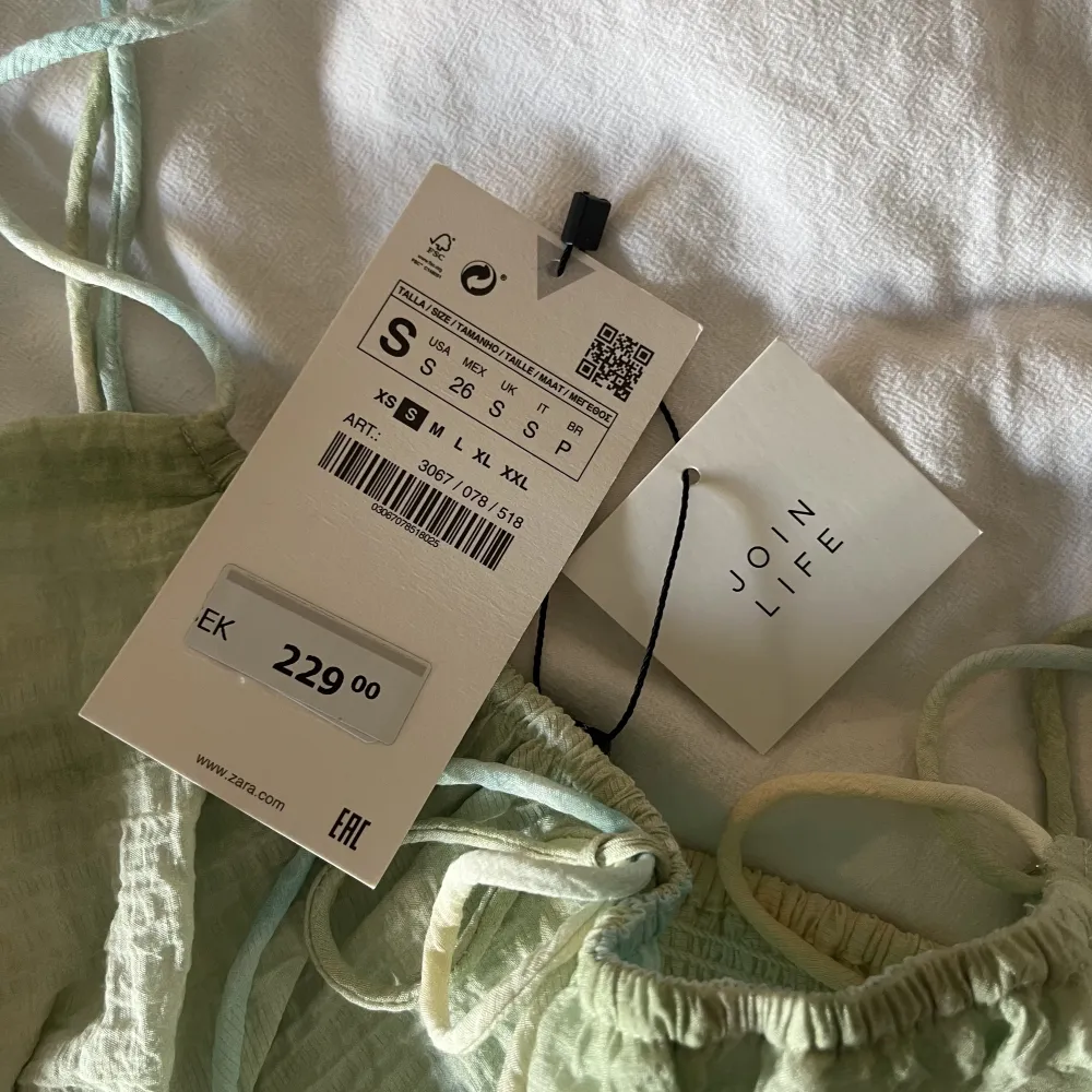 Somrigt linne, köpt på Zara för 2 år sedan men har aldrig använts. Lappen finns kvar (sista bilden). Köptes för 229kr. Toppar.