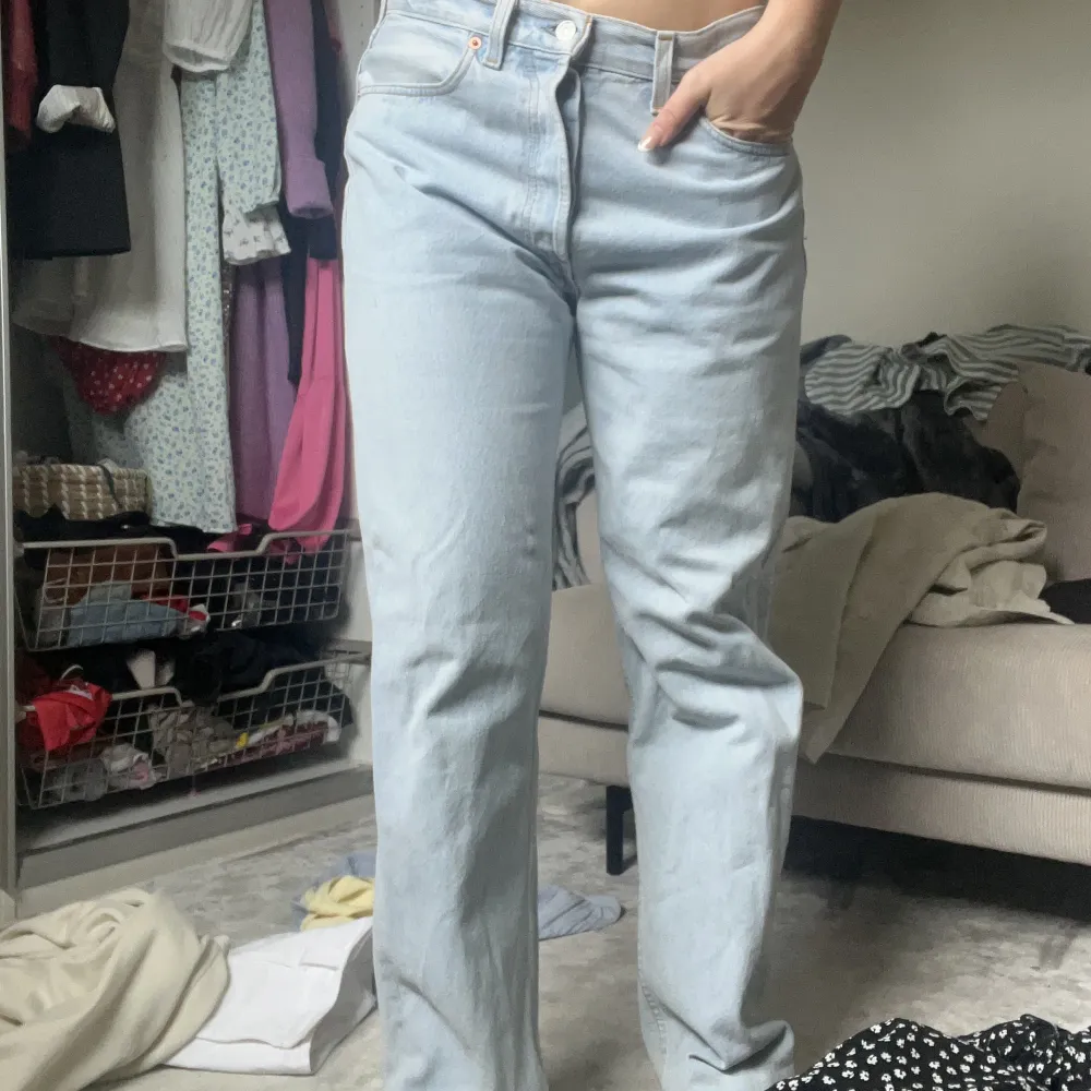 Säljer de populära lågmidjade levis jeansen, storleken är okänd då jag köpt dom harar på Plick men jag har storlek M i vanliga fall 🫶🏼🫶🏼. Jeans & Byxor.