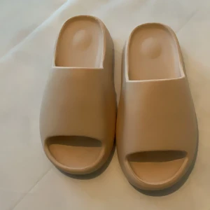 Pillow slides beige Yzy flip flops: 38 - Jag sälja ett par oanvänt super trendy beige sandaler.  Finns i Uppsala eller kan skickas inrikes. 