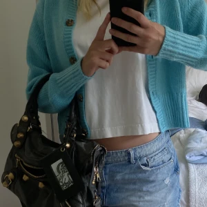 Kofta - Så söt kofta i ljusblå/turkos. Perfekt till kjol,klänning, shorts och jeans. Verkligen perfekt till allt. Den livar upp outfiten med den coola färgen😍